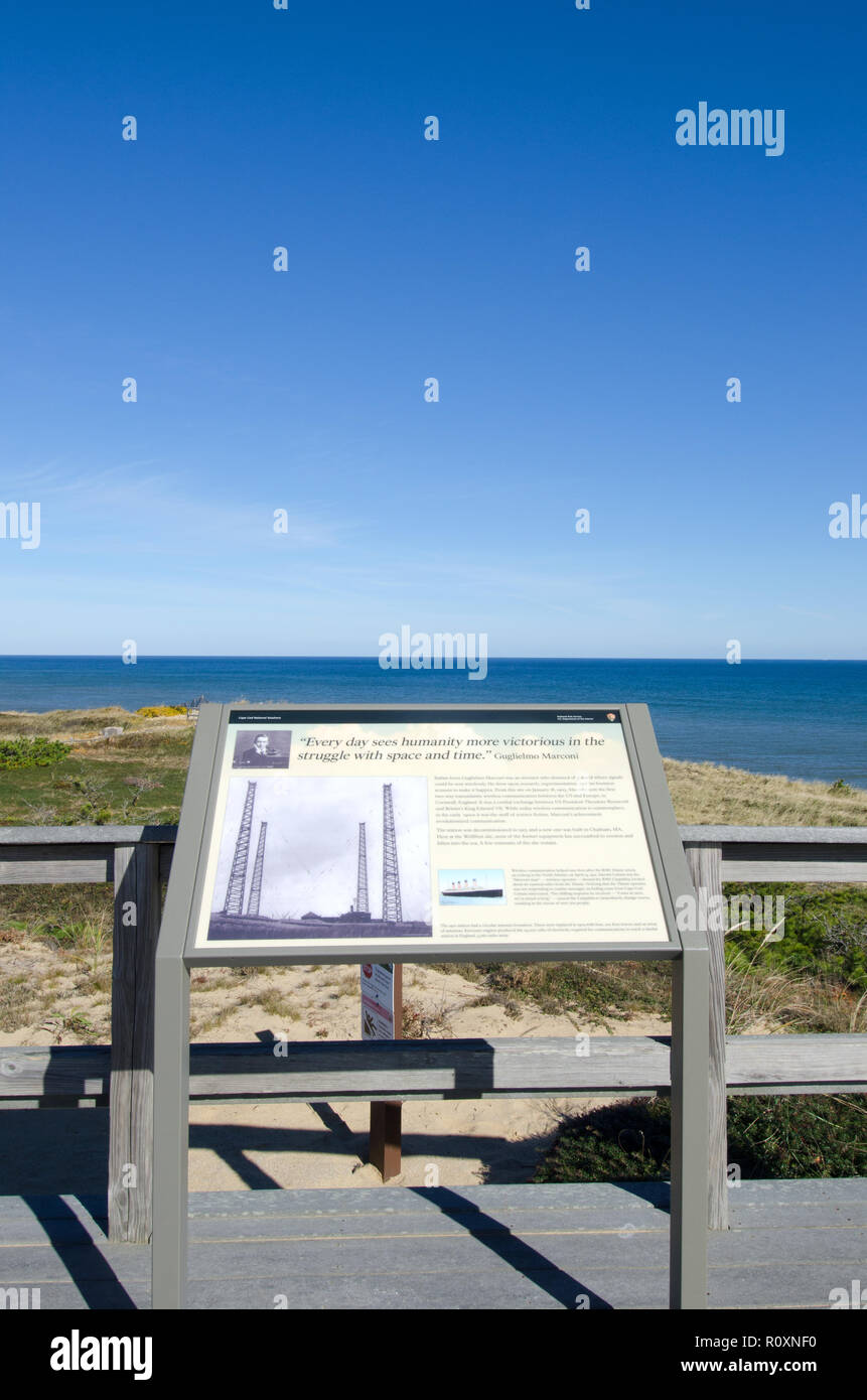 Historische Informationen Anzeige am Marconi Station Website Wellfleet Cape Cod auf Guglielmo Marconi und das Erste drahtlose transatlantische Übertragung Stockfoto