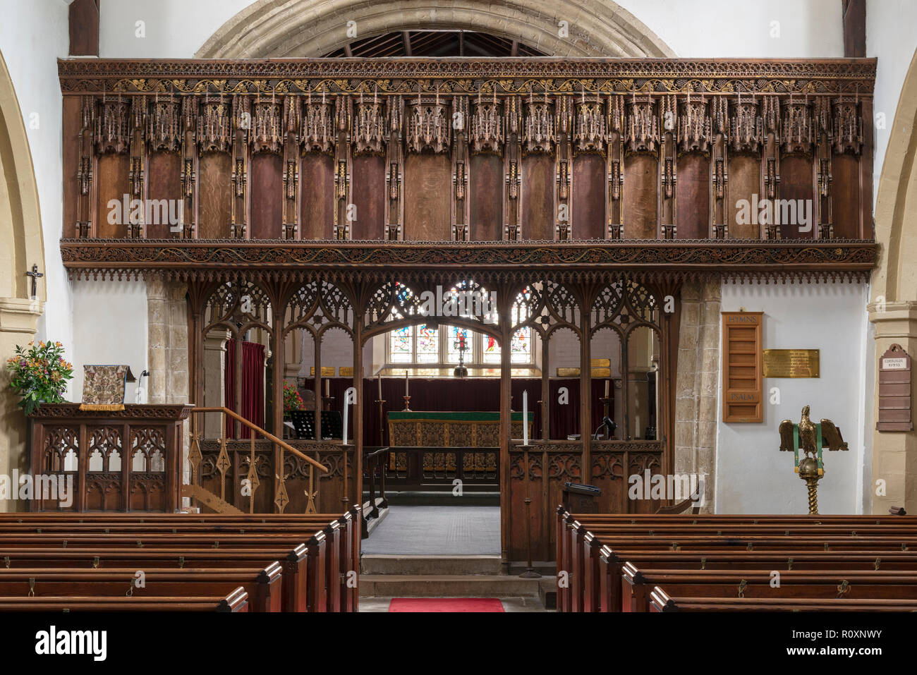 Ein aufwendig geschnitzten 16. Jahrhundert Lettner in der St. Oswald's Kirche, Flamborough, Yorkshire, Großbritannien erhalten Stockfoto