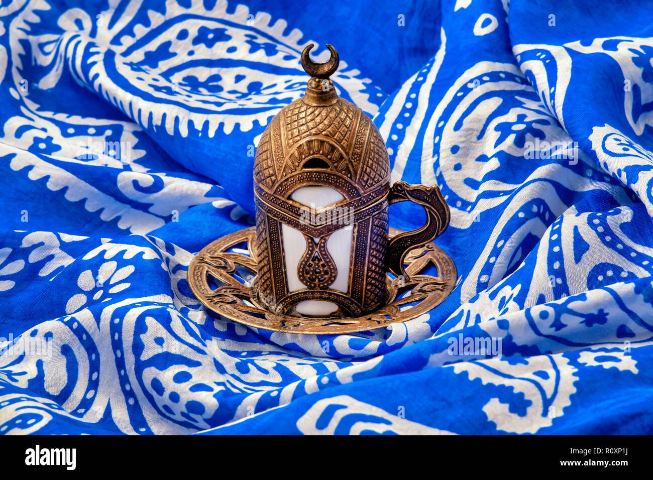 Nahaufnahme von einem aserbaidschanischen Blau dekoriert Kelaghayi und eine Tasse Kaffee. Stockfoto