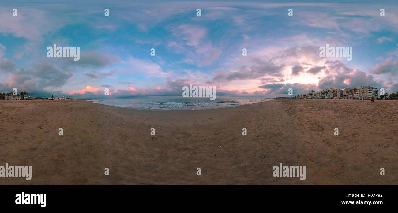 360 VR-Ansicht der ruhigen Strand am Mittelmeer in Torredembarra, Spanien. Stockfoto