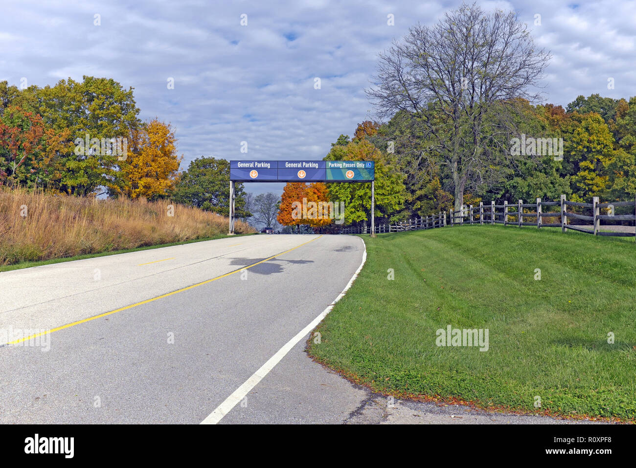 Leere Straße zum Parkplatz und Blossom Music Center während der Saison im Herbst Laub der Cuyahoga Valley in Ohio umrahmt sind. Stockfoto