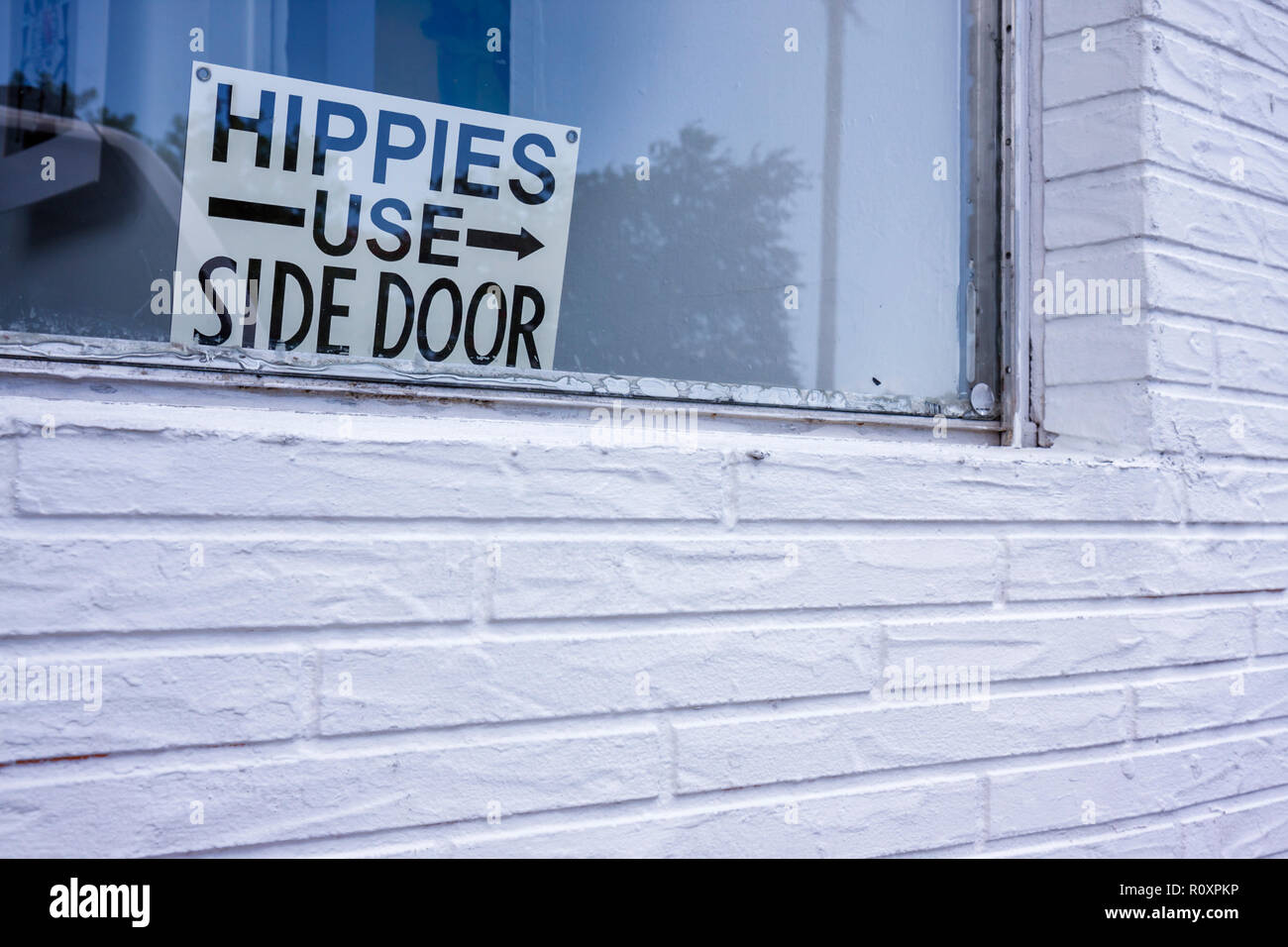 Miami Florida, Designviertel, Schaufenster, Schild, Hippies, Seitentür, Lifestyle, 60er, 60er, 60er, Gegenkultur, Jugendbewegung, lustig, Humor, humorvoll, Humor, hu Stockfoto