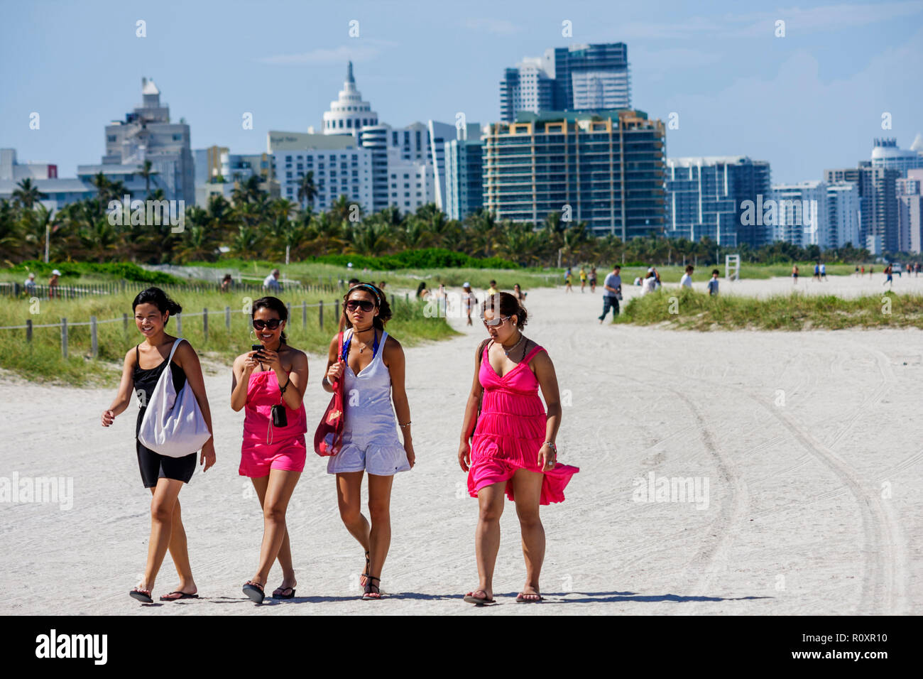 Miami Beach, Florida, öffentlicher Strand, direkt am Meer, asiatische Frau, weibliche Frauen, junge Erwachsene, Gruppe, Strandgänger, Spaziergänger, Freundinnen, Skyline, Dünen, Sand, Frühlingsstrauch Stockfoto