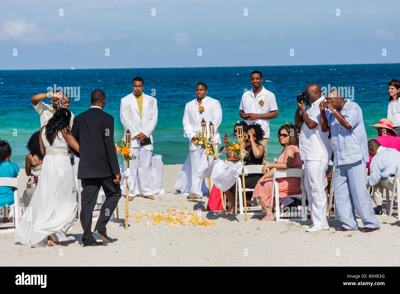 Miami Beach Florida, Atlantischer Ozean, Wasser, öffentlicher Strand, Küste, Destination Hochzeit, Zeremonie, schwarzer Mann Männer männlich, Frau weibliche Frauen, Paar, Gast, Bräutigam, b Stockfoto