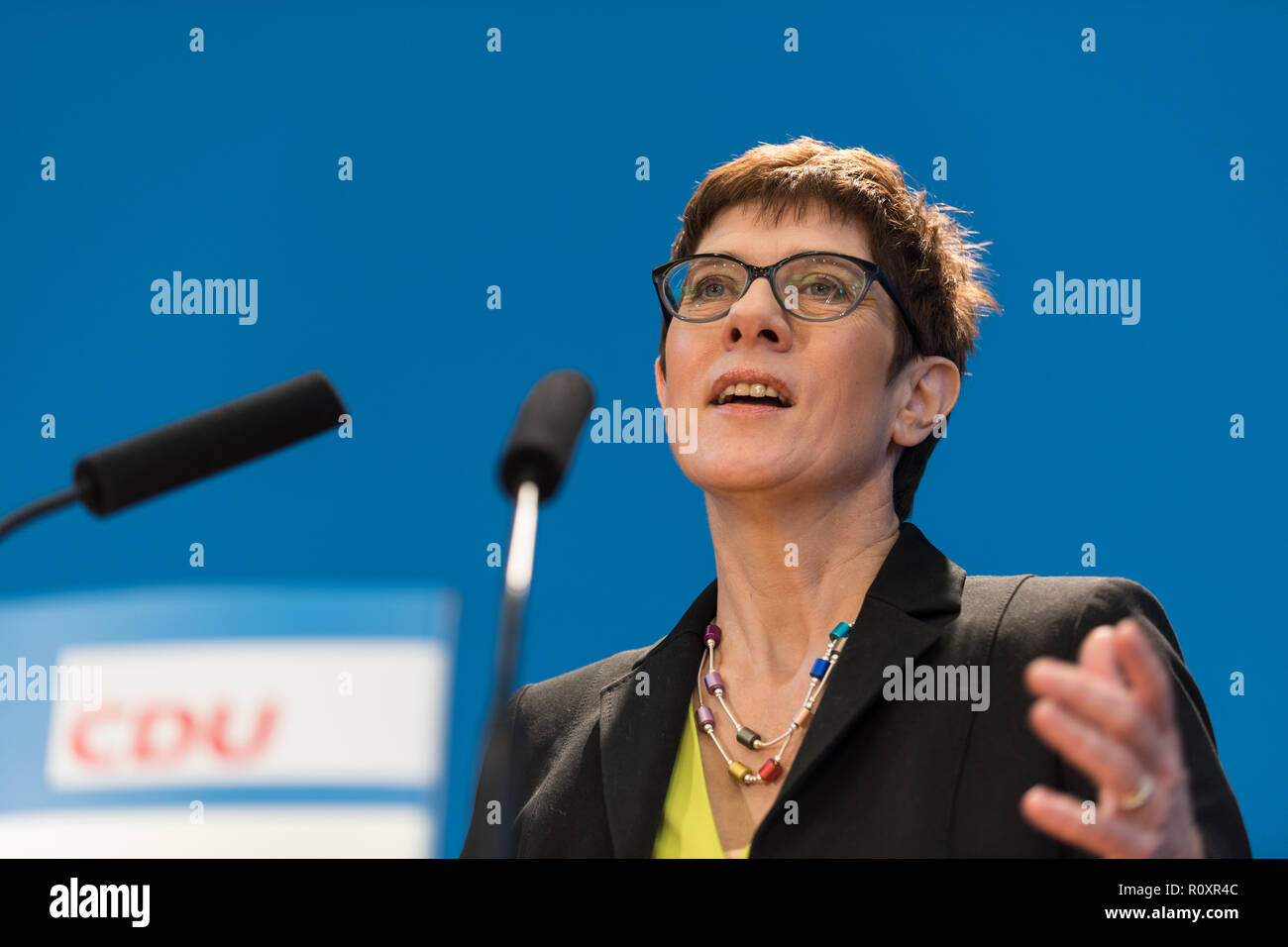Annegret Kramp-Karrenbauer der Christlich Demokratischen Union (CSU) sagte in der Pressekonferenz staatliche Präsentation des Saarlandes in Berlin, wo der Generalsekretär der CDU ihre Kandidatur für den CDU-Vorsitz auf der Pressekonferenz angekündigt. Stockfoto