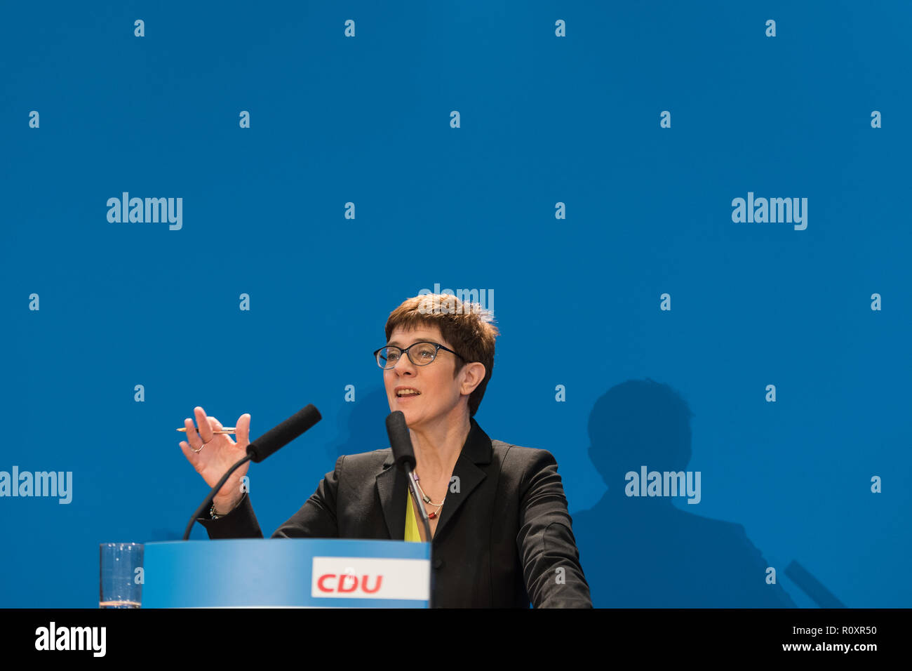 Annegret Kramp-Karrenbauer der Christlich Demokratischen Union (CSU) sagte in der Pressekonferenz staatliche Präsentation des Saarlandes in Berlin, wo der Generalsekretär der CDU ihre Kandidatur für den CDU-Vorsitz auf der Pressekonferenz angekündigt. Stockfoto