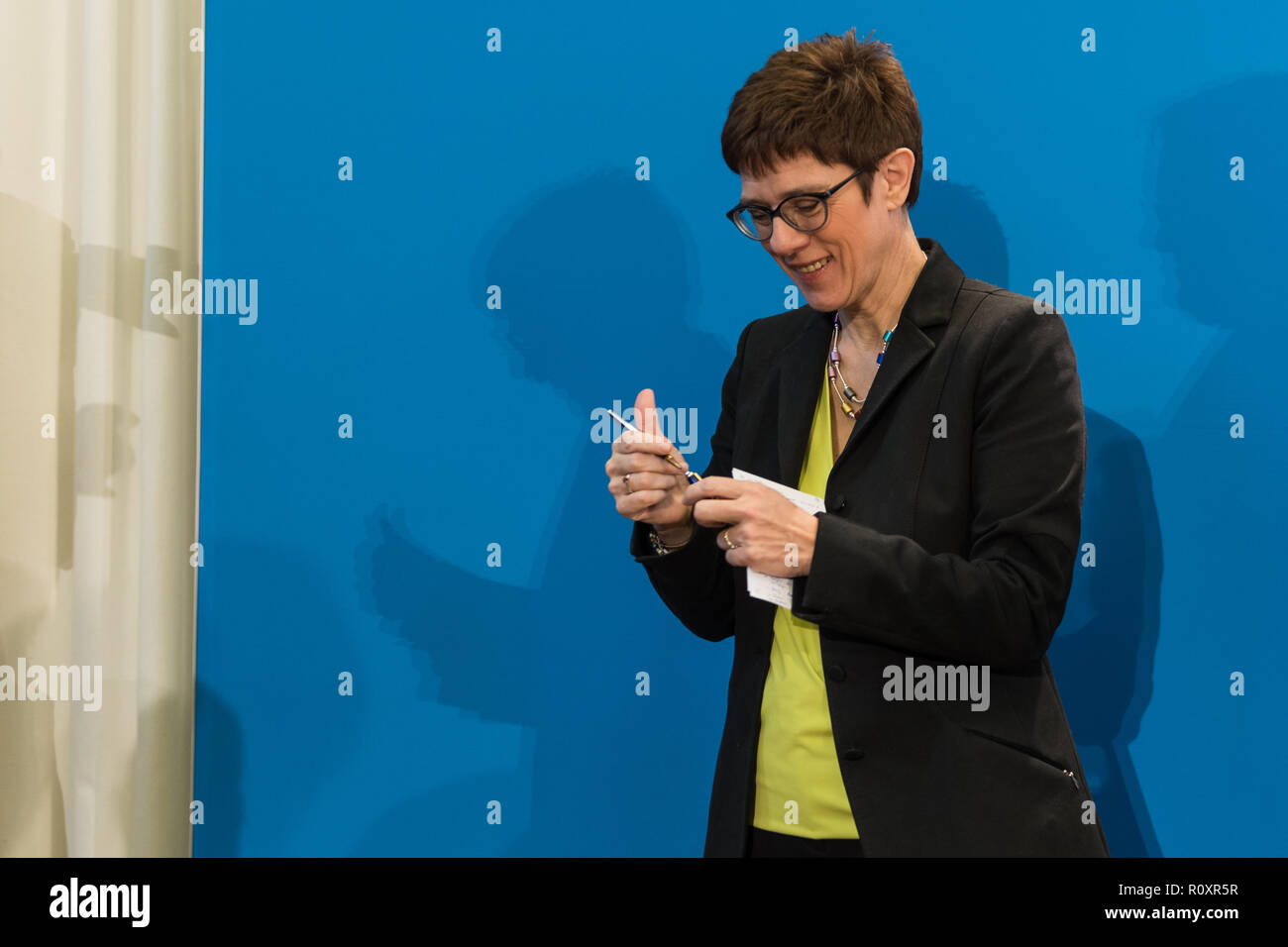 Annegret Kramp-Karrenbauer der Christlich Demokratischen Union (CDU) gesehen, die eine Pressekonferenz nach der Präsentation des Saarlandes, wo der Generalsekretär der CDU ihre Kandidatur für den CDU-Vorsitz auf der Pressekonferenz angekündigt. Stockfoto