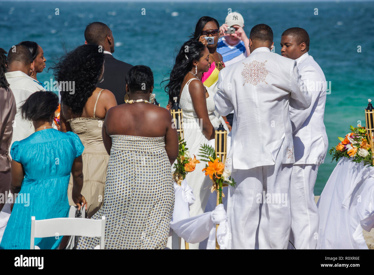 Miami Beach Florida, Atlantik Wasser öffentlichen Strand Strände, Küste, Destination Hochzeit, Zeremonie, Schwarze Schwarze Afrikaner ethnische Minderheit, adul Stockfoto
