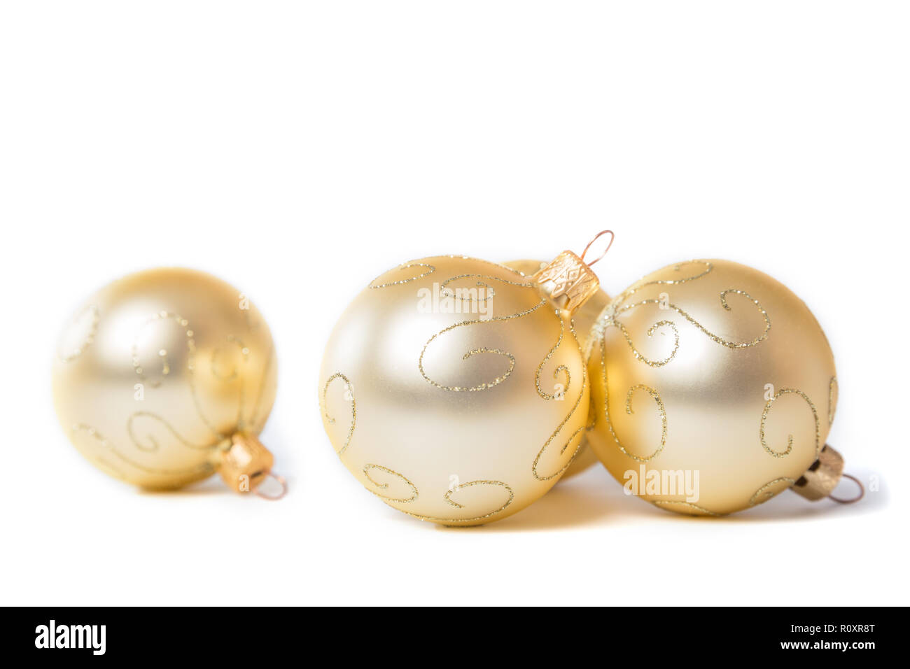 Weihnachtsschmuck. Vier goldenen Kugeln auf weißem Hintergrund Stockfoto
