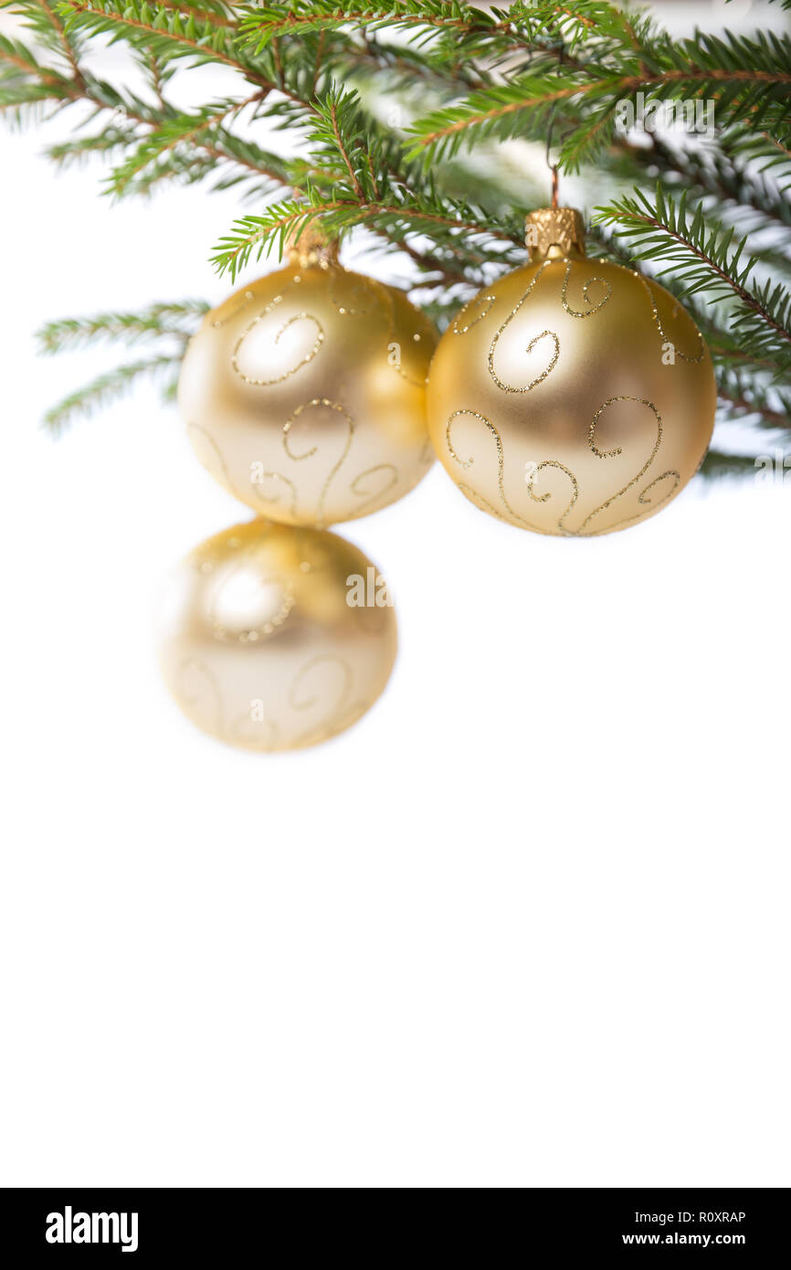 Weihnachtsschmuck, drei goldene Kugeln am Weihnachtsbaum auf weißem Hintergrund Stockfoto