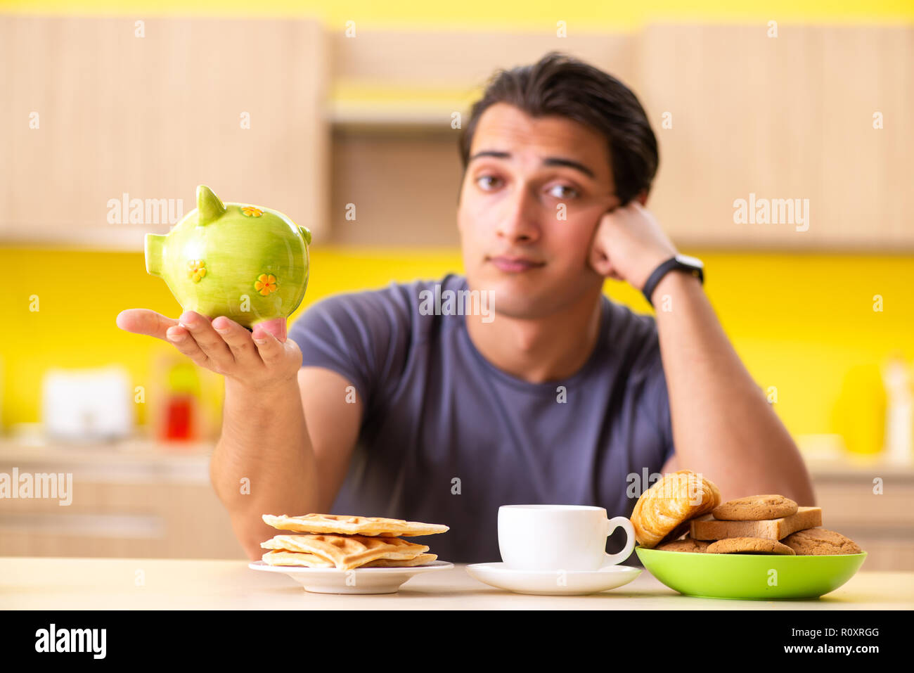 Junger Mann in ungesunde Nahrung Konzept Stockfoto