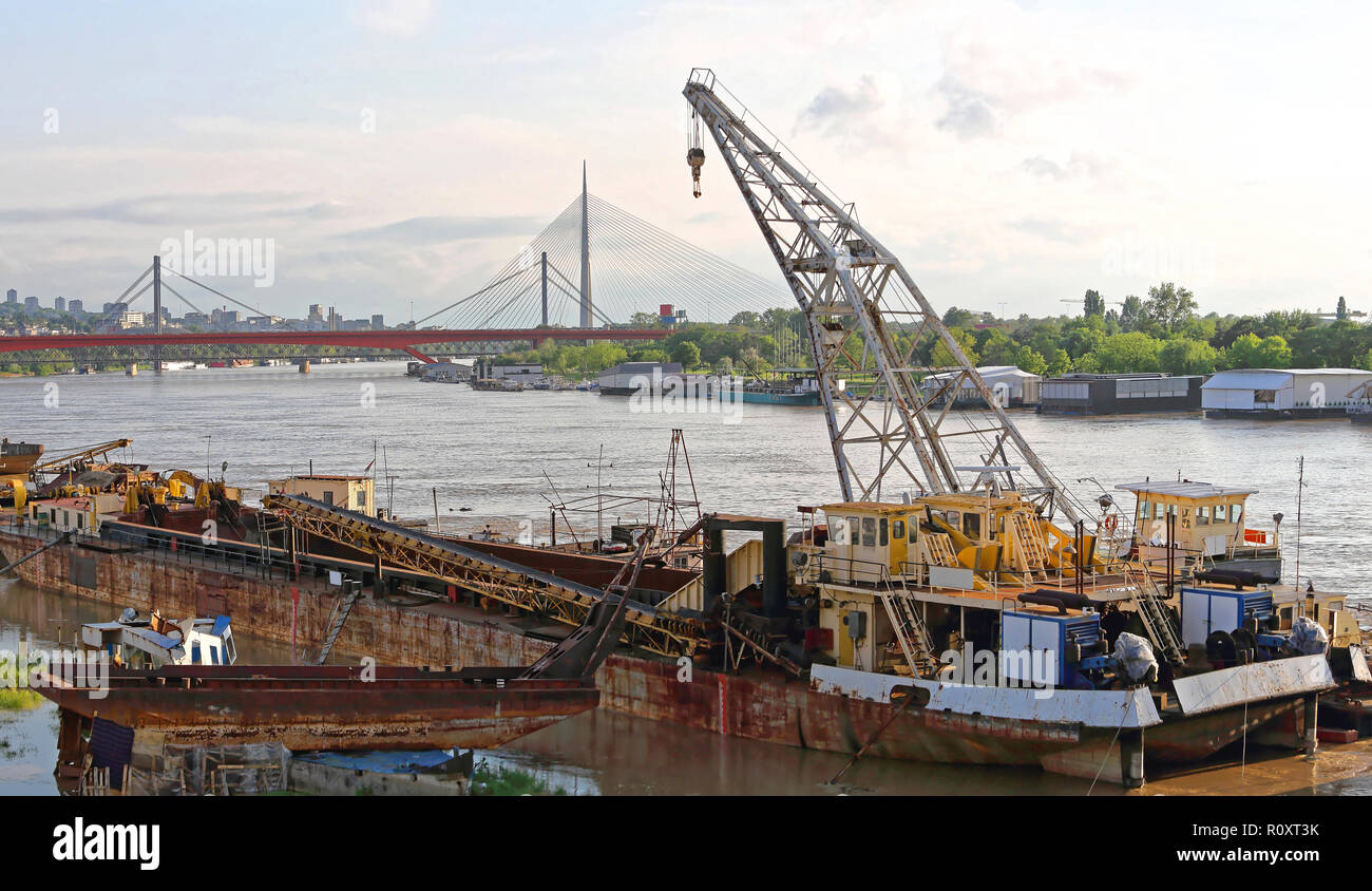 Schwere Kran auf Binnenschiff Schiff Stockfoto