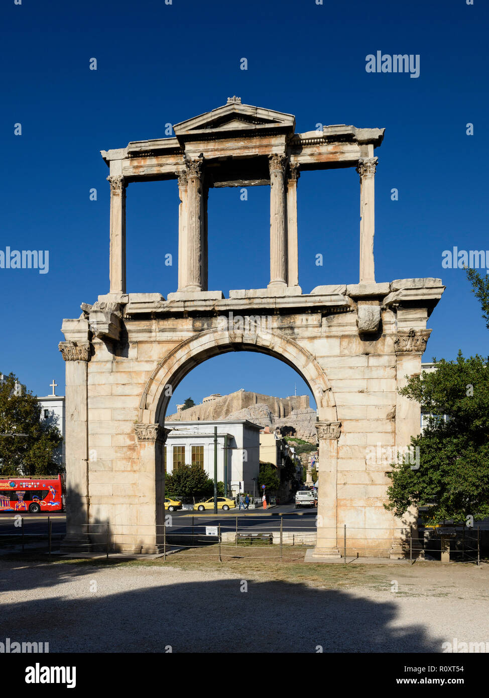 Athen. Griechenland. Römische Hadriansbogen des aka Hadrianstor, mit den Parthenon und die Akropolis im Hintergrund. Stockfoto