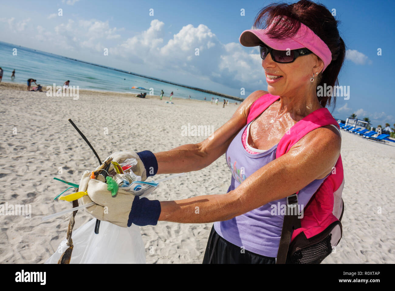 Miami Beach Florida, Atlantic Ocean Water öffentliche Strände, Küste, ECOMB Big Sweep, Umwelt, Freiwillige Freiwillige Community Service Volunteerin Stockfoto