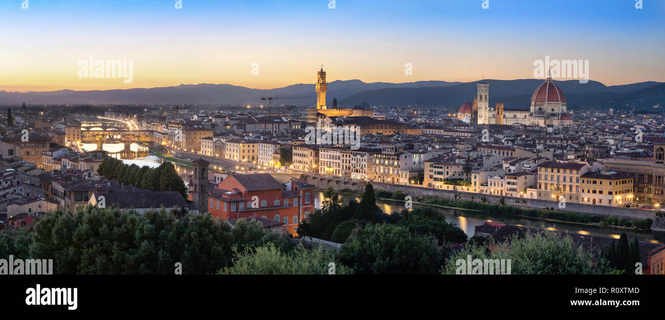 Florenz, Italien. Antenne Panorama der Stadt in der Dämmerung Stockfoto