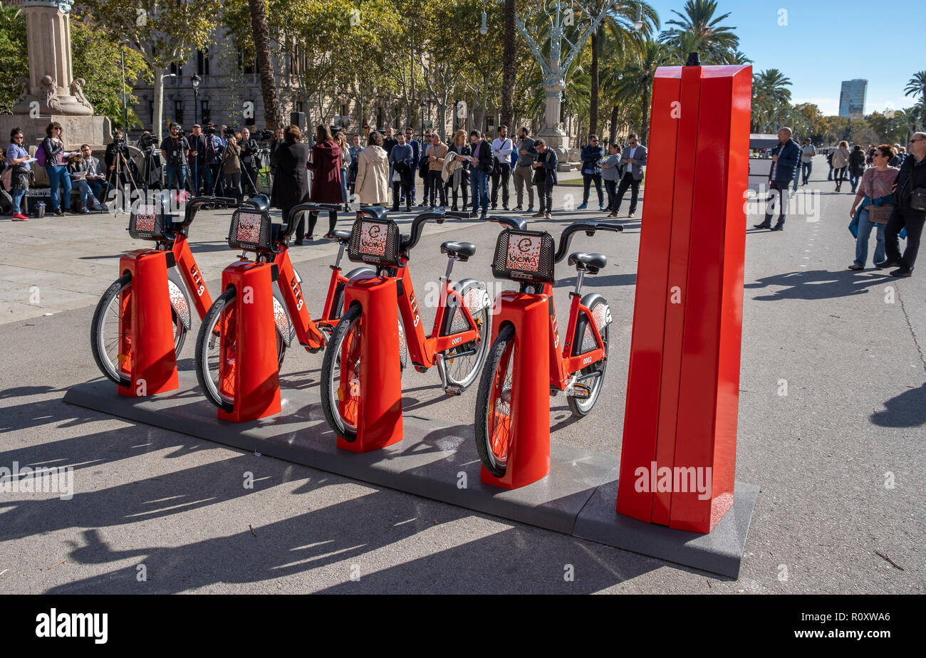 Barcelonas neue öffentliche Fahrrad-parken Modell wird während der Präsentation gesehen. Der Bürgermeister von Barcelona Ada Colau, begleitet von den Ratsherren Mercedes Vidal und Janet Sanz haben das neue Fahrrad Modelle, die im öffentlichen Dienst eines städtischen Fahrräder in Barcelona erneuern wird vorgestellt. Nach der Renovierung, Barcelonas öffentlichen Fahrradverleih Fahrräder zur Verfügung haben 7.000, von denen 1.000 elektrisch sein wird. Der Jahresbeitrag beträgt 50 Euro. Stockfoto