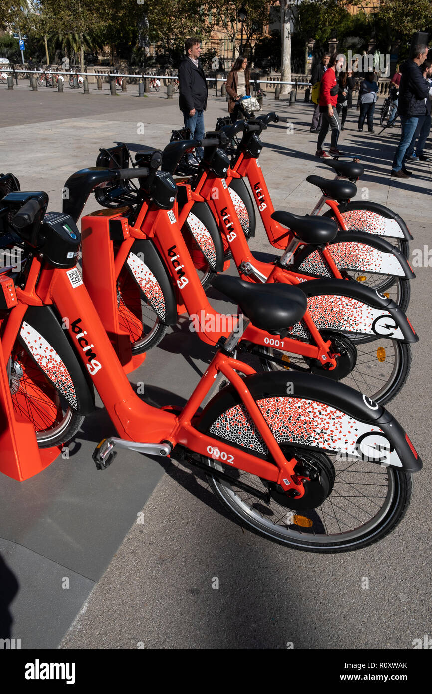 Barcelonas neue öffentliche Fahrrad-parken Modell wird während der Präsentation gesehen. Der Bürgermeister von Barcelona Ada Colau, begleitet von den Ratsherren Mercedes Vidal und Janet Sanz haben das neue Fahrrad Modelle, die im öffentlichen Dienst eines städtischen Fahrräder in Barcelona erneuern wird vorgestellt. Nach der Renovierung, Barcelonas öffentlichen Fahrradverleih Fahrräder zur Verfügung haben 7.000, von denen 1.000 elektrisch sein wird. Der Jahresbeitrag beträgt 50 Euro. Stockfoto