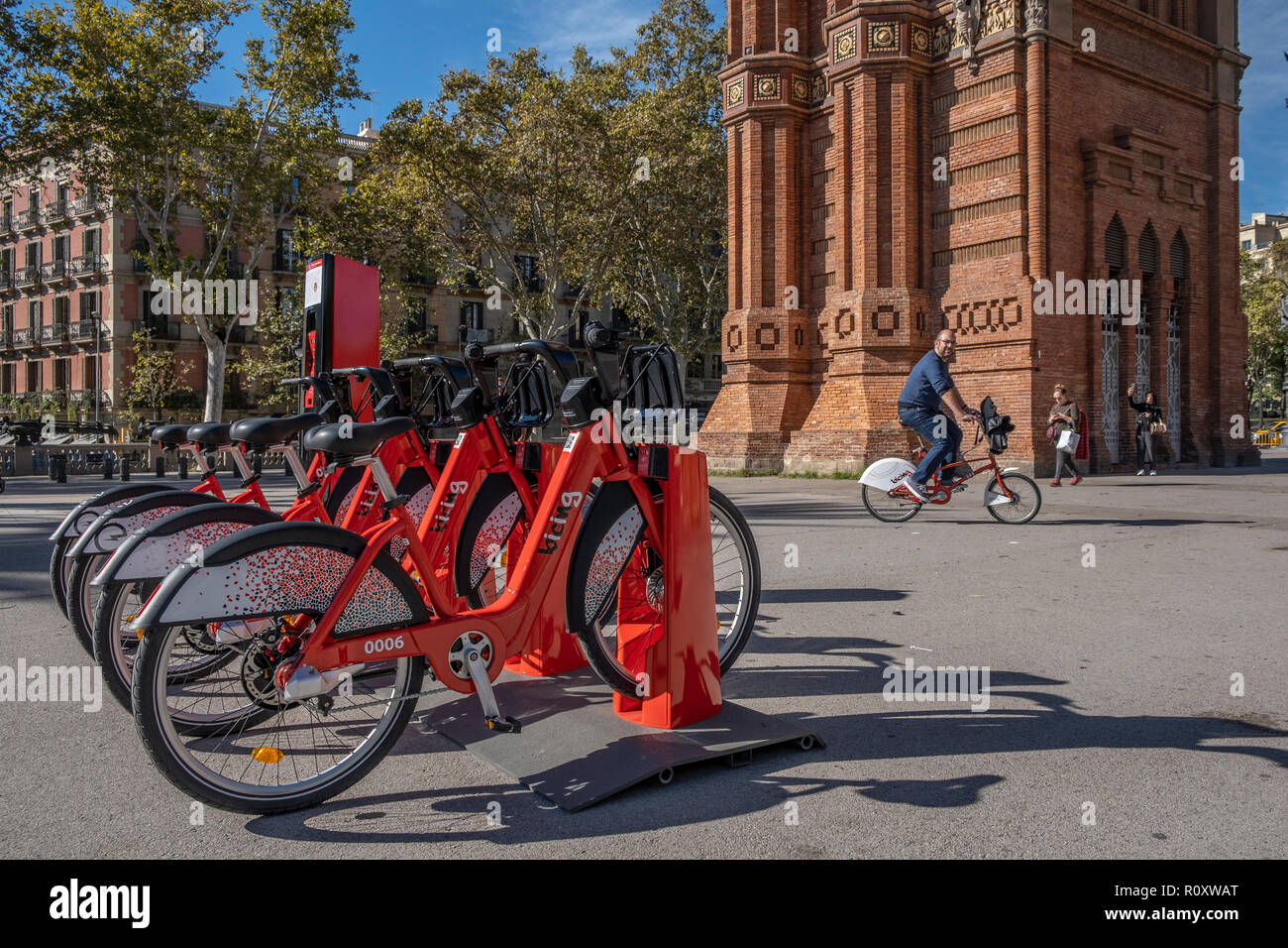 Barcelonas neue öffentliche Fahrrad-parken Modell wird während der Präsentation gesehen. Der Bürgermeister von Barcelona Ada Colau, begleitet von den Ratsherren Mercedes Vidal und Janet Sanz haben das neue Fahrrad Modelle, die im öffentlichen Dienst eines städtischen Fahrräder in Barcelona erneuern wird vorgestellt. Nach der Renovierung, Barcelonas öffentlichen Fahrradverleih Fahrräder zur Verfügung haben 7.000, von denen 1.000 elektrisch sein wird. Der Jahresbeitrag beträgt 50 Euro. Stockfoto