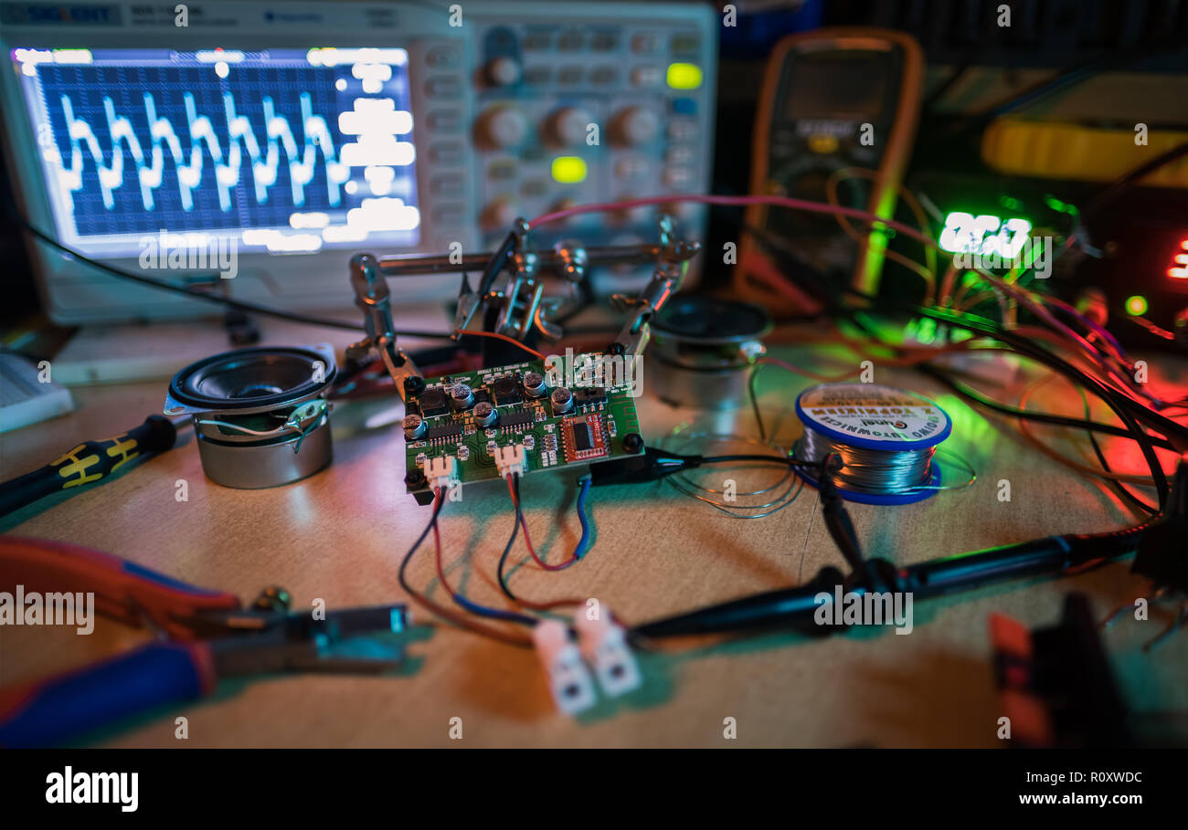 Elektronik Labor Workbench, DIY Bluetooth Lautsprecher Stockfoto