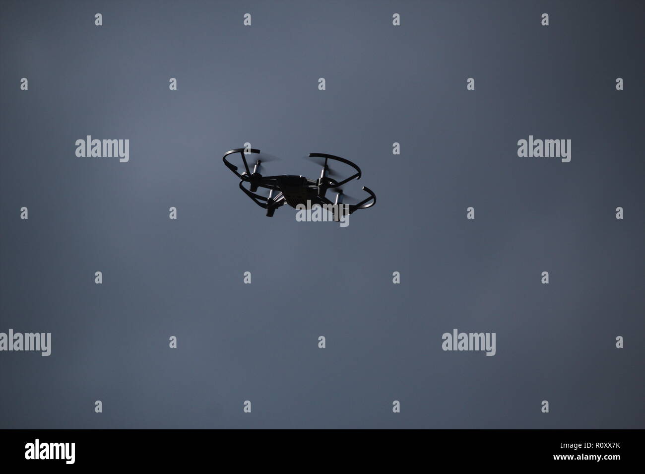 Drone ferngesteuerte howering im Himmel Stockfoto