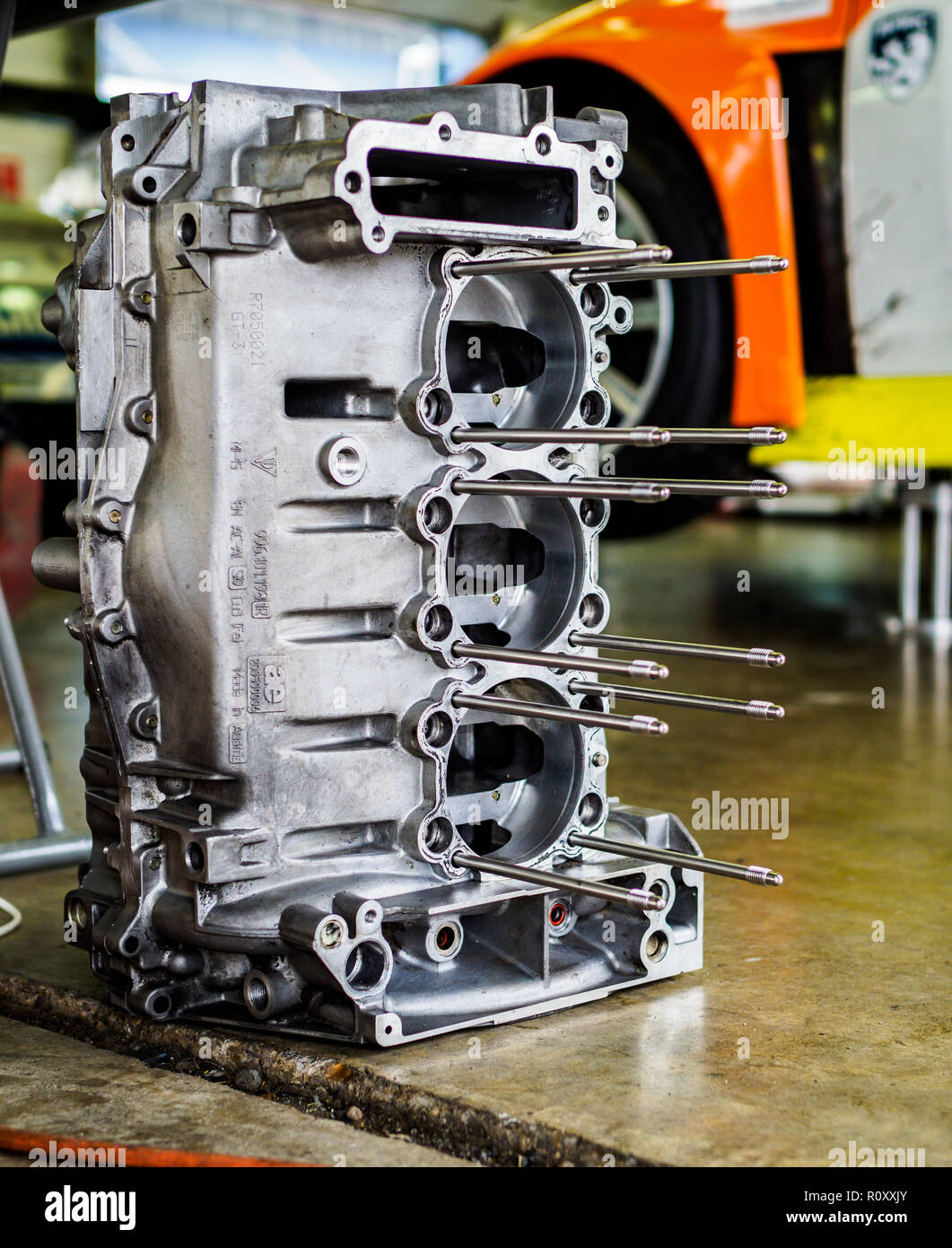Car Racing Motor block in Gruben garage Stockfoto