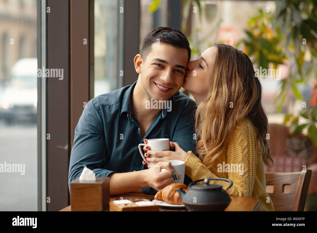 Frau Kusste Ihre Manner Auf Die Wange Mit Zuneigung Junge Attraktive Paar Auf Datum Im Coffee Shop Stockfotografie Alamy