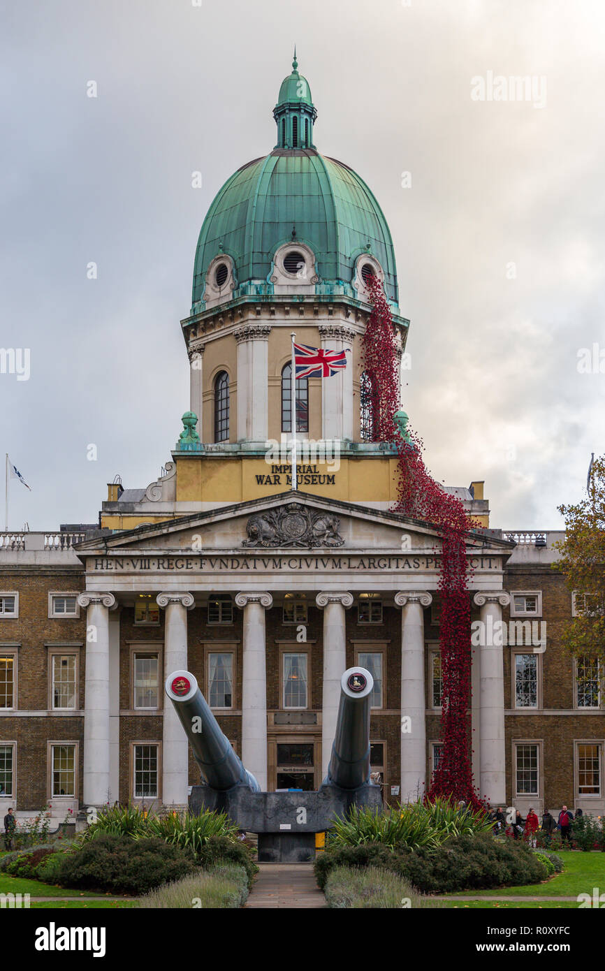 Weinende Fenster Mohnblumen Erinnerung Kunst, Installation, Künstler Paul Cummins und Designer Tom Piper, im Imperial War Museum Lambeth, London, UK. Stockfoto