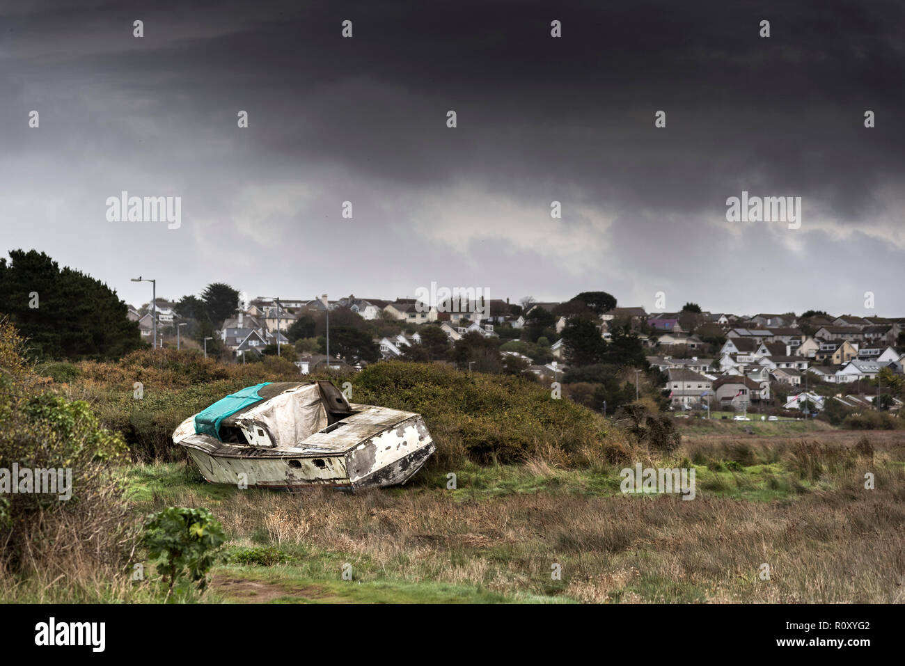 Die Reste einer alten Boot Wrack waWashed, Schuppen, die Salzwiesen auf dem gannel Mündung in Newquay Cornwall. Stockfoto