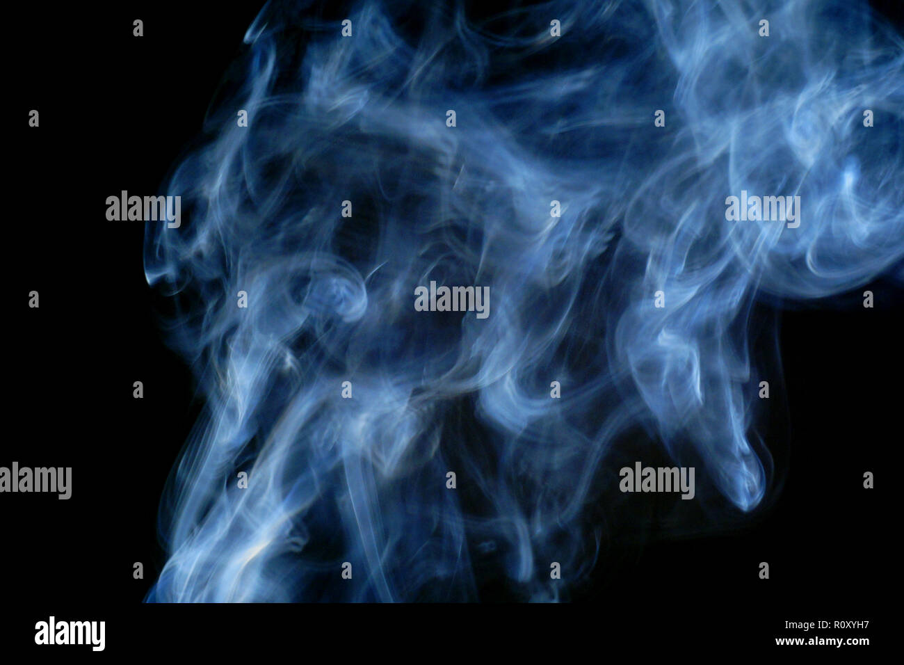 Zigarettenrauch auf schwarzem Hintergrund Stockfoto