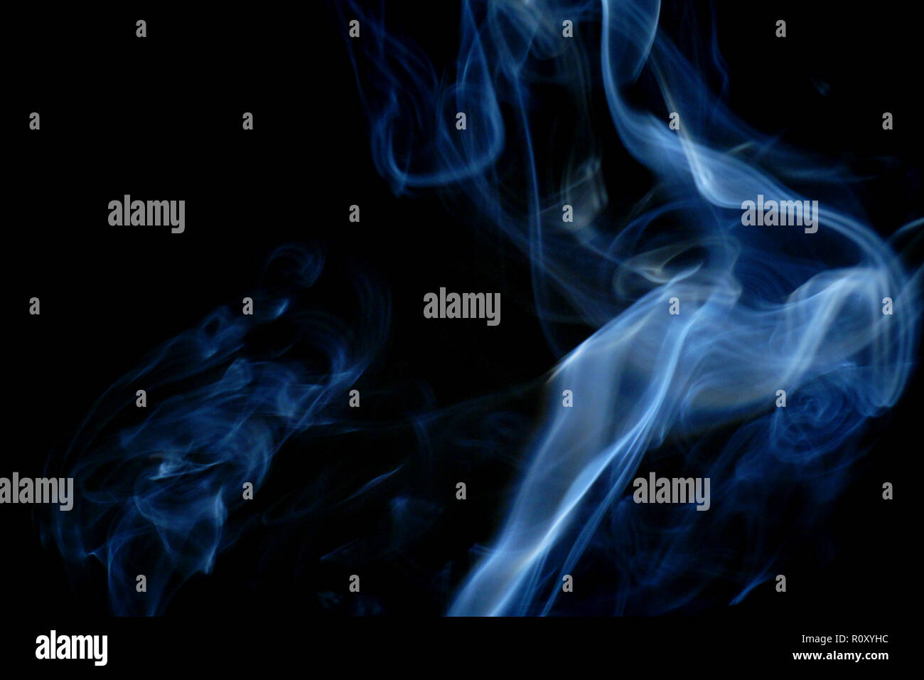 Zigarettenrauch auf schwarzem Hintergrund Stockfoto