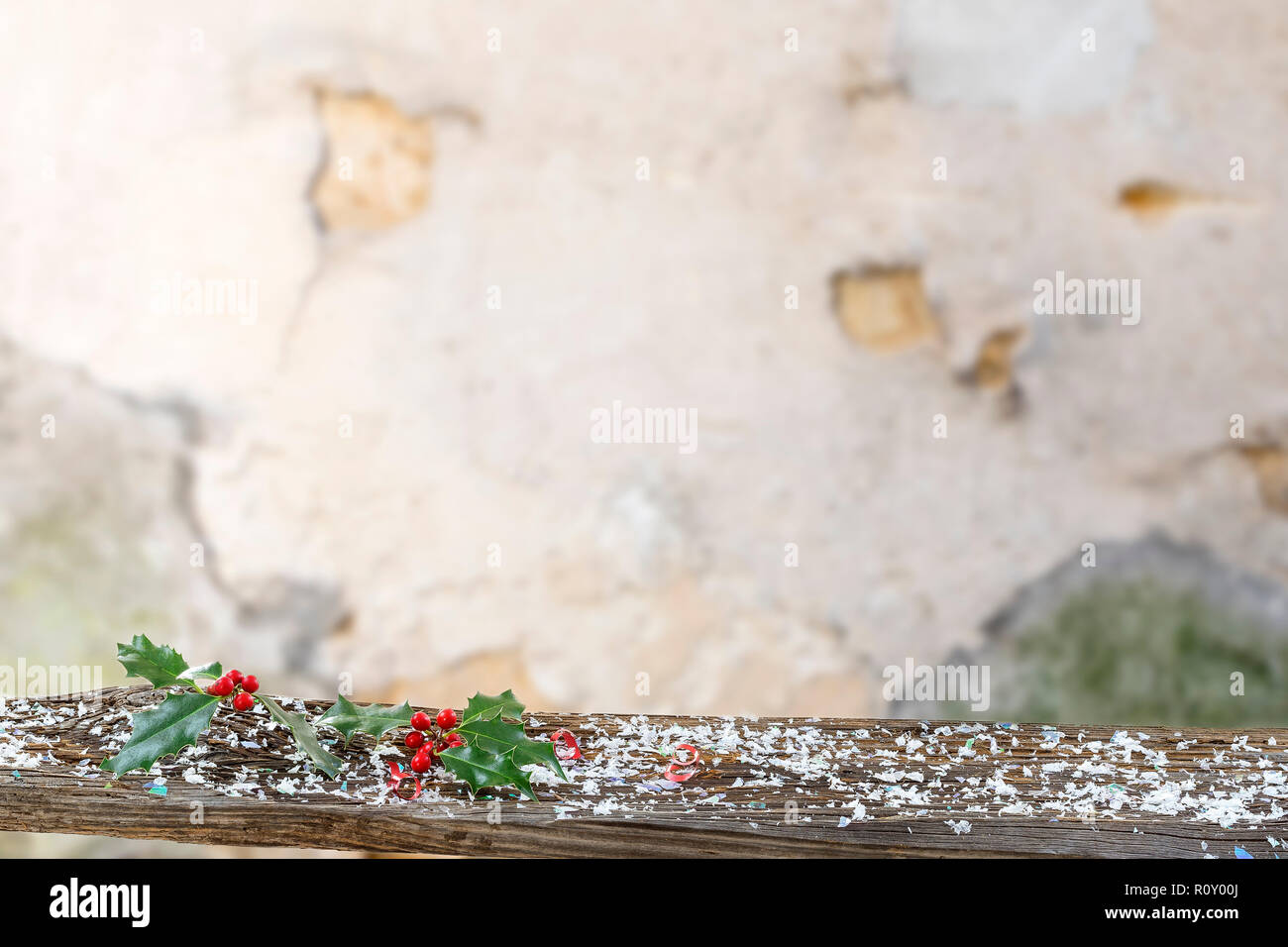 Weihnachten Hintergrund mit Dekorationen Weihnachten "Bälle und Geschenkboxen rot auf Holzbrett gegen alte Risse an der Wand Stockfoto