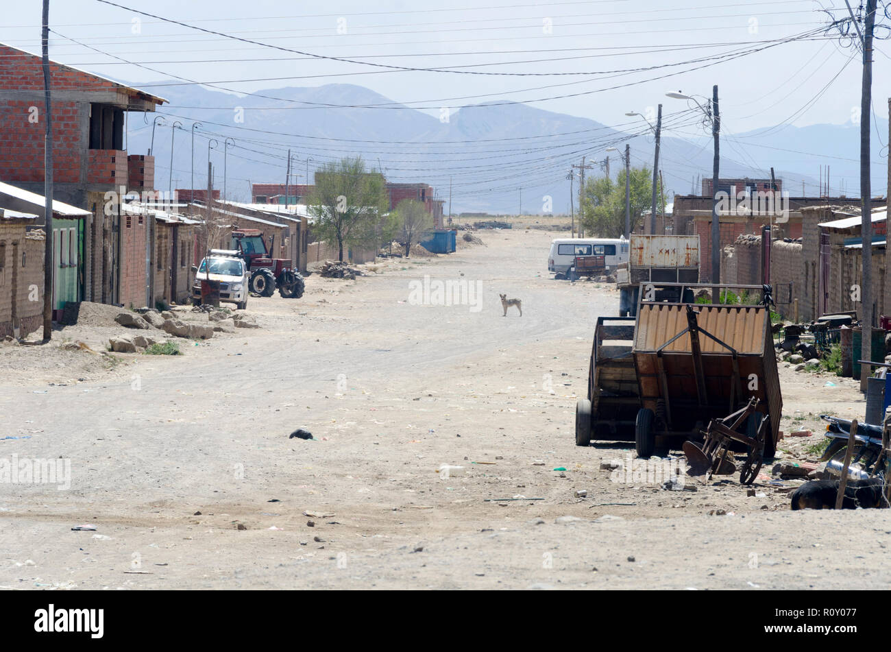 Staubigen Straße in einer kleinen Stadt, Challapata, Altiplano, Bolivien Stockfoto