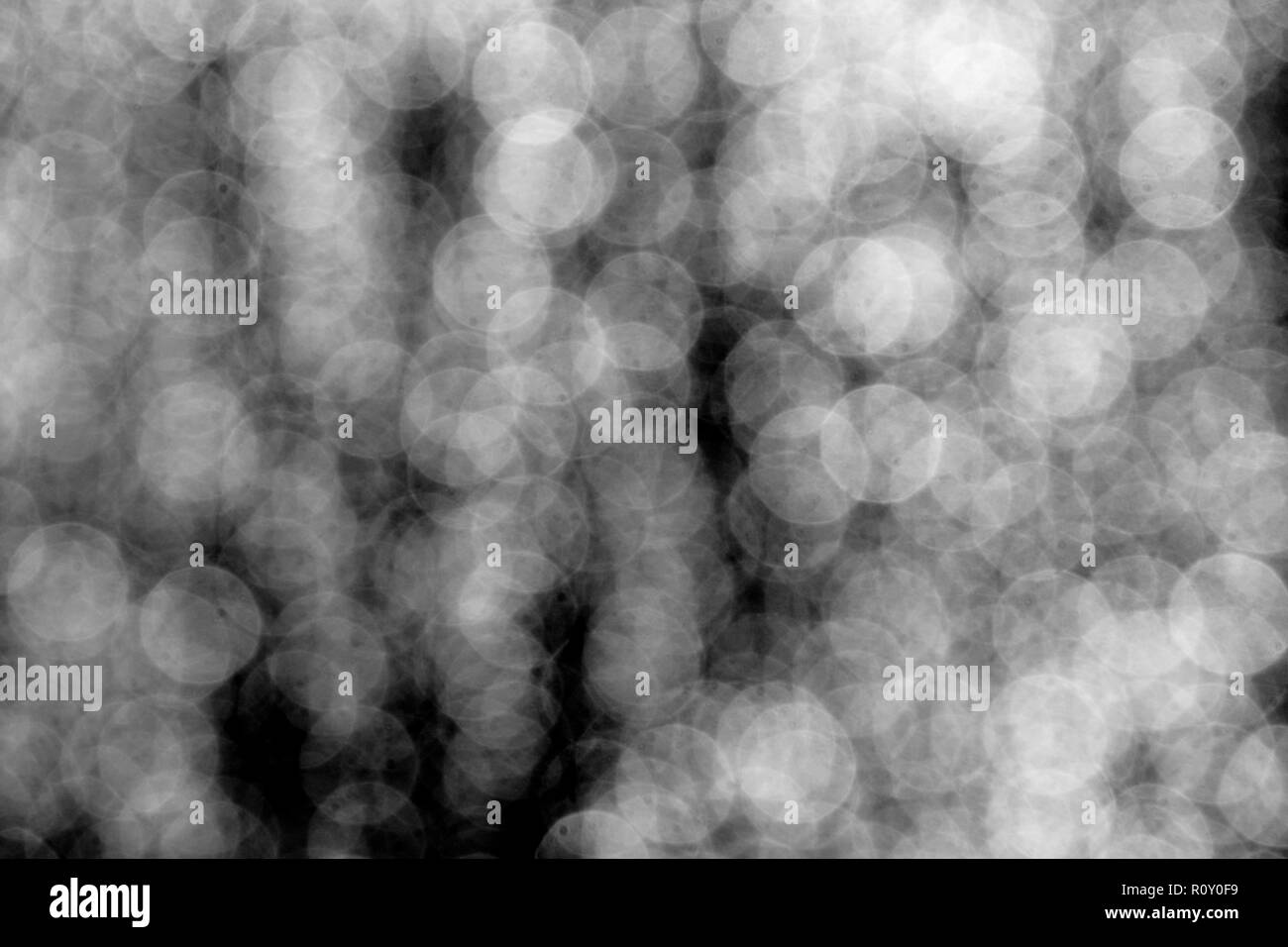 Verschwommen lichter Weihnachten Hintergrund von Schnee Effekt Stockfoto