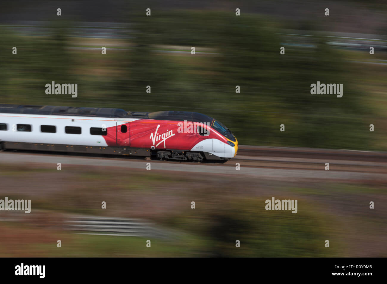 Ein VIrgin Trains Class 390 Pendolino hohe Geschwindigkeit neigen Zug verschoben bei hoher Geschwindigkeit auf der West Coast Main Line an Harthorpe, Schottland Stockfoto