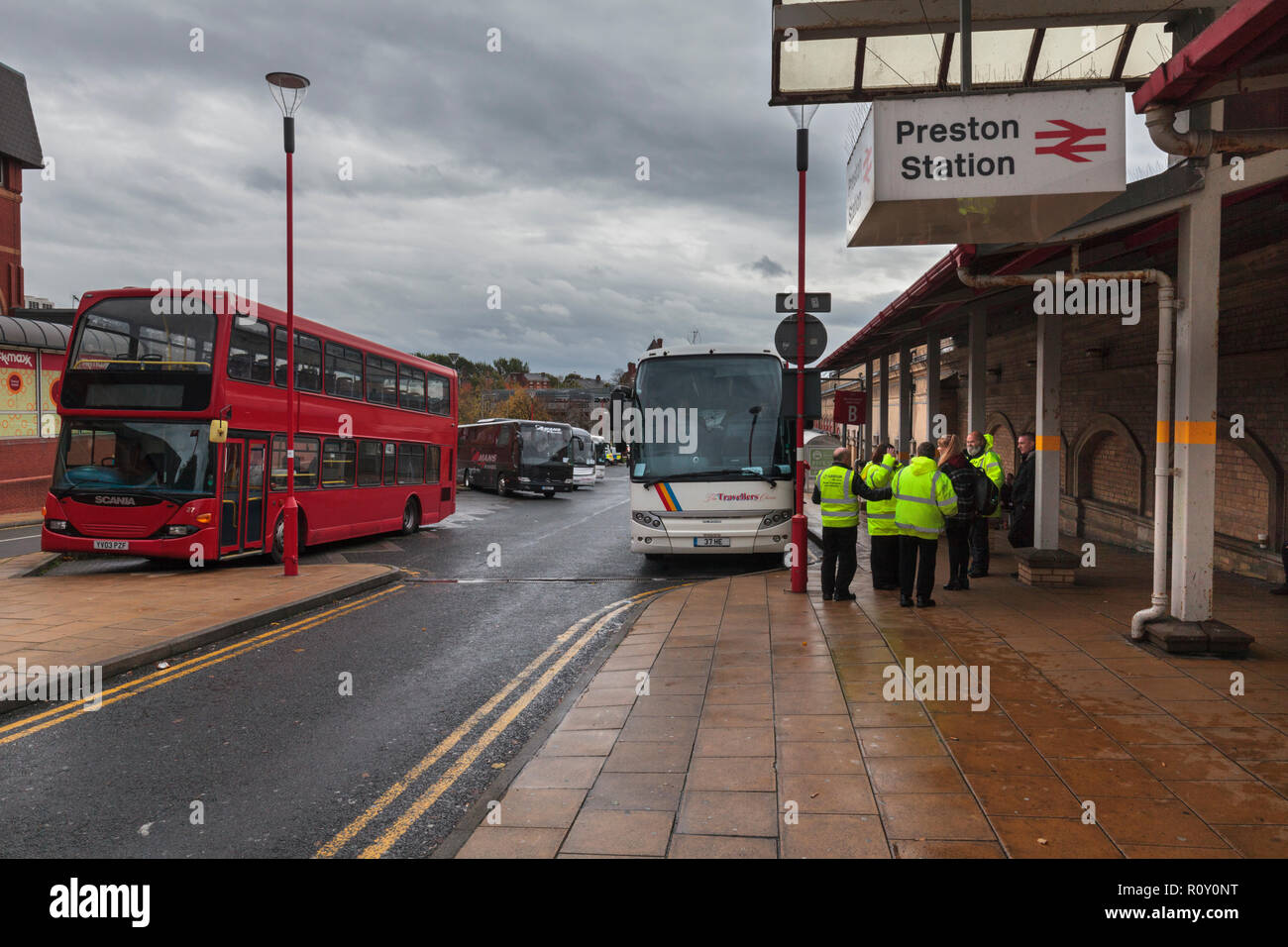 Rail Ersatz Busse in Preston Bahnhof, die Linie durch Bolton für Upgrade (Elektrifizierung) Arbeit geschlossen wurde Stockfoto