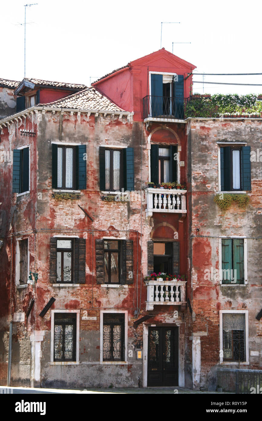 Venedig, antiken Haus mit Balkon in einem Feld Stockfoto