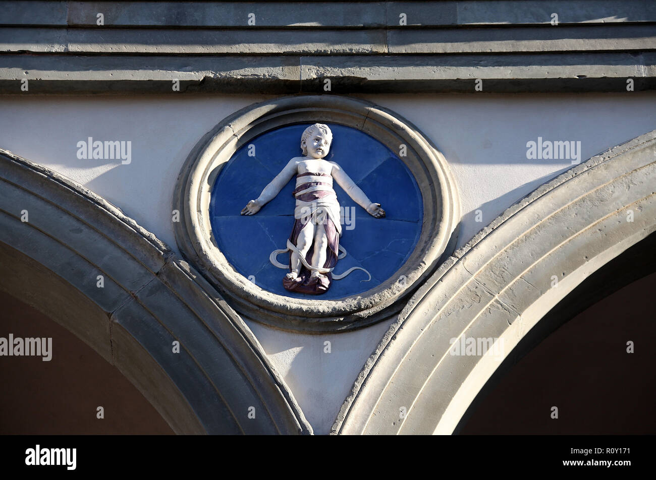 In Windeln von Andrea della Robbia auf dem Krankenhaus der Unschuldigen Gebäude in Florenz für Kleinkinder Stockfoto