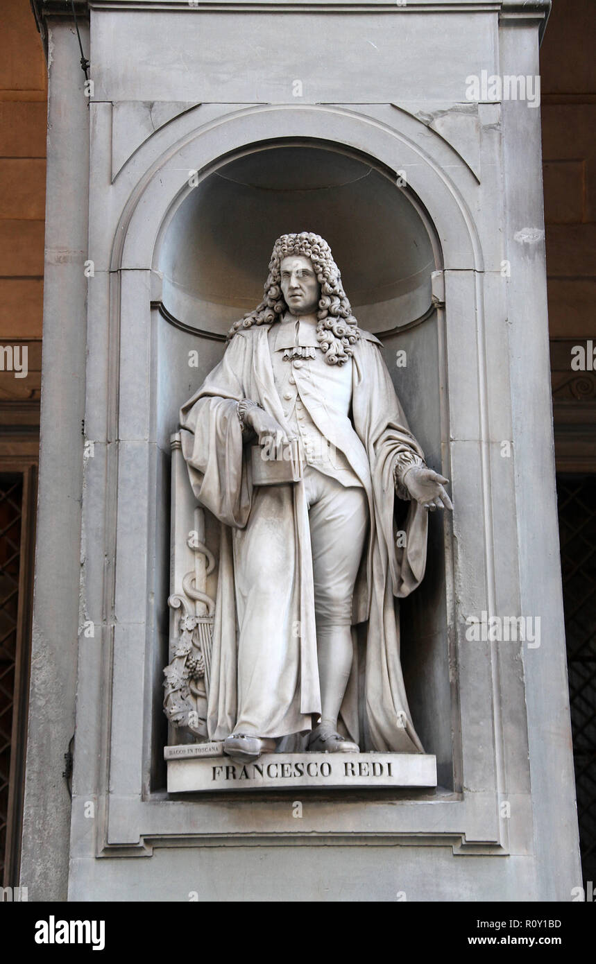 Statue von Francesco Redi von Pietro Costa in den Uffizien in Florenz Stockfoto