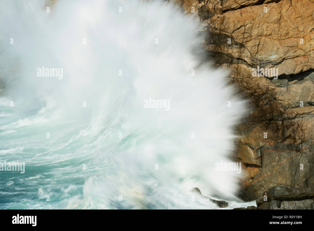 Wellen auf Klippen, Garrapata State Park, Big Sur Coast, Kalifornien Stockfoto