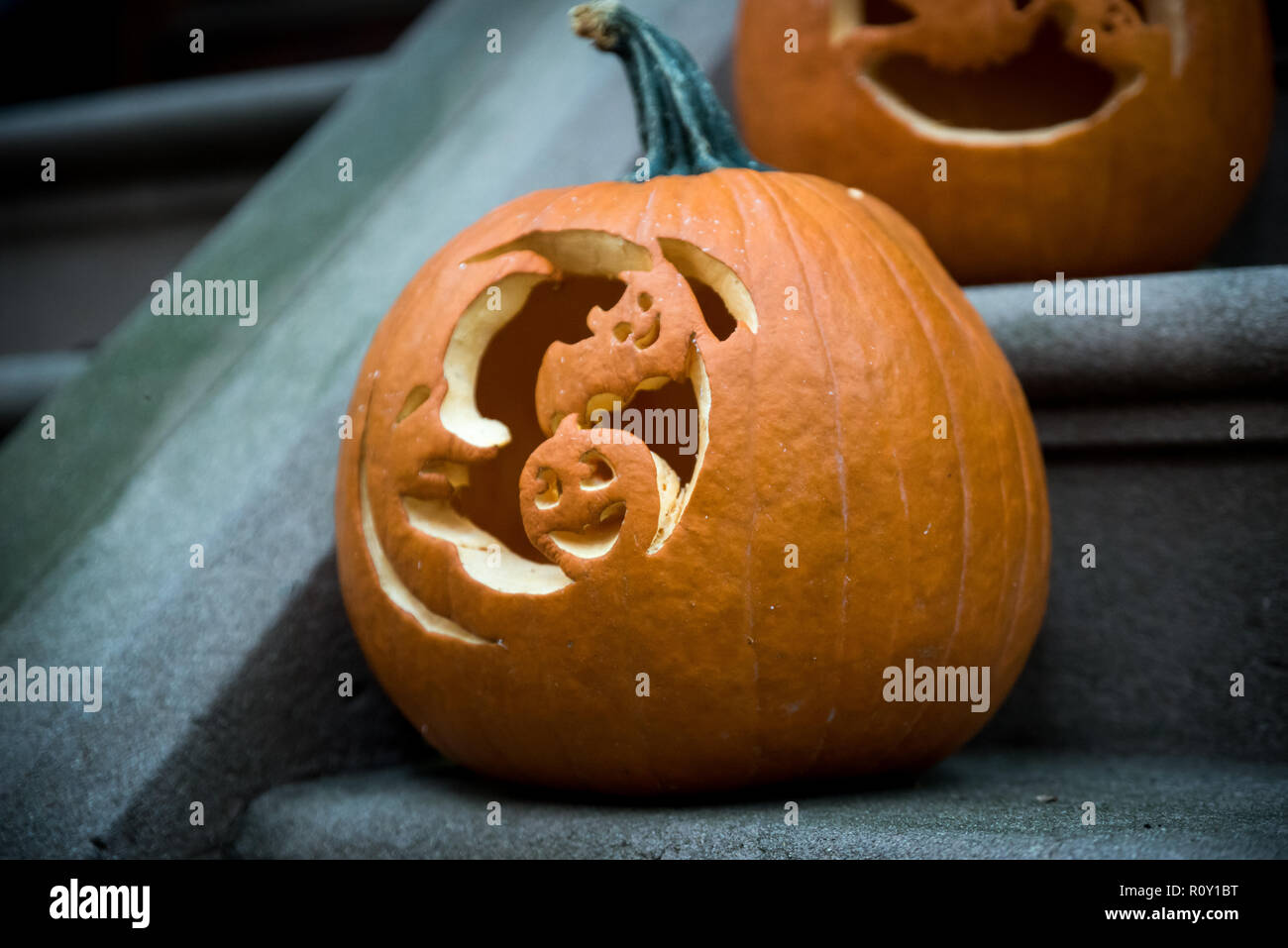 Halloween Kürbis auf der Straße Stockfoto