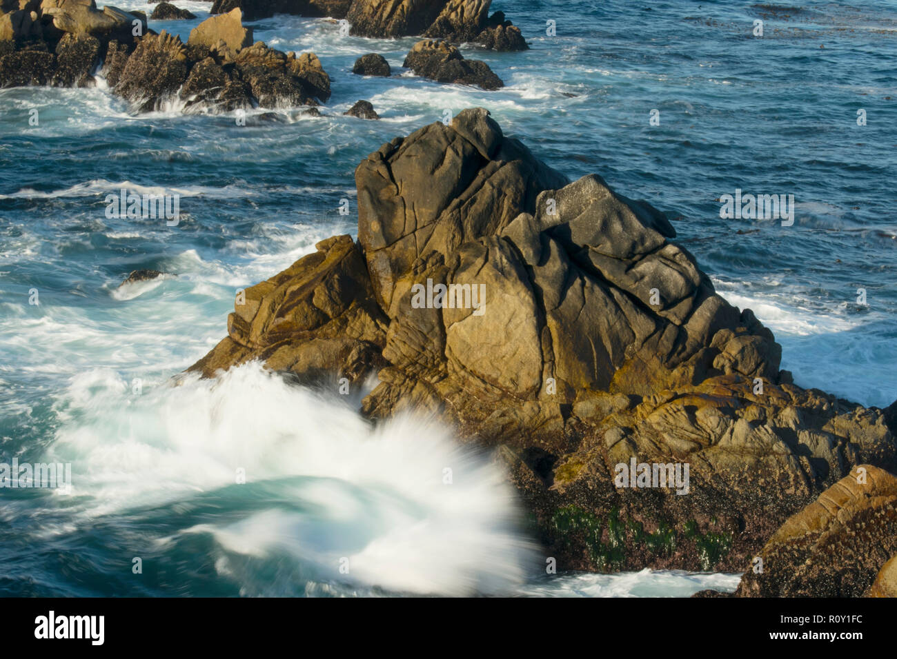 Wellen und Felsen, Point Lobos State Reserve, Carmel, Kalifornien Stockfoto