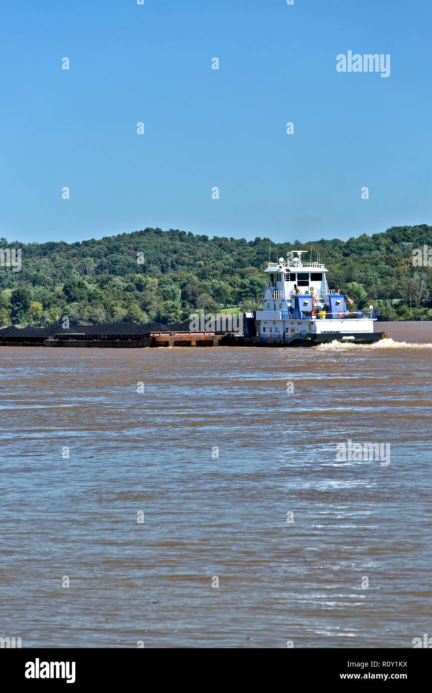 Tugboat drücken geladen Kohle Lastkähne flussaufwärts, Ohio River. Stockfoto