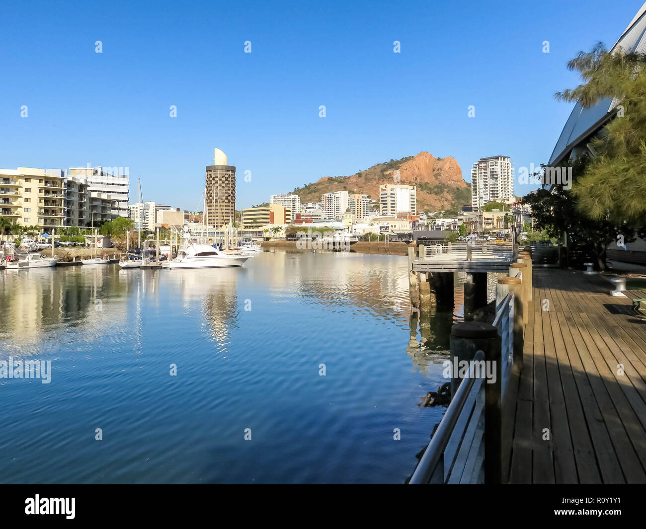 Ross River fließt durch Townsville, Australien, mit der Burg im Hintergrund. Stockfoto