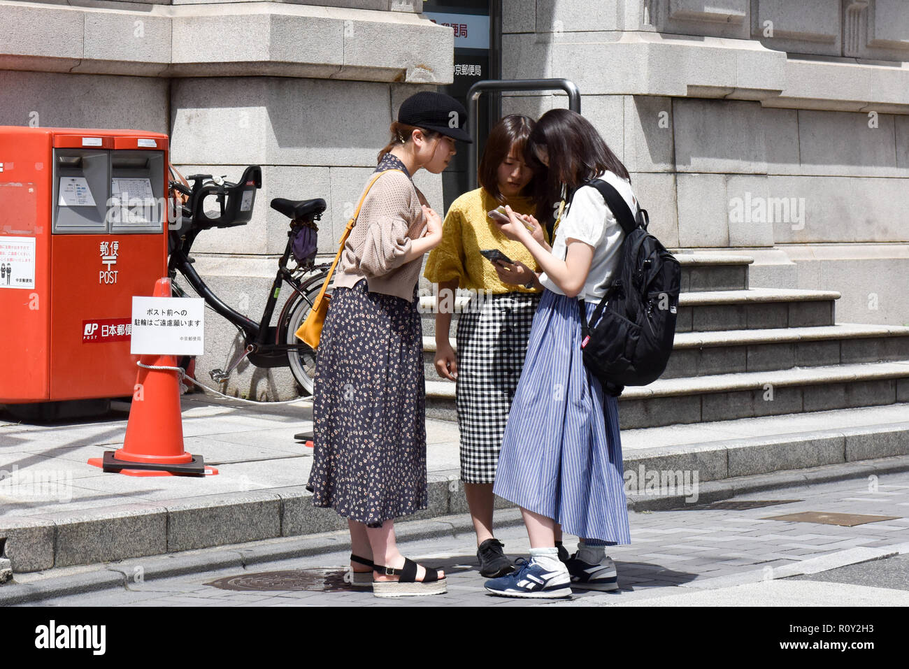 Japanische Frauen chatten, Kyoto Stockfoto