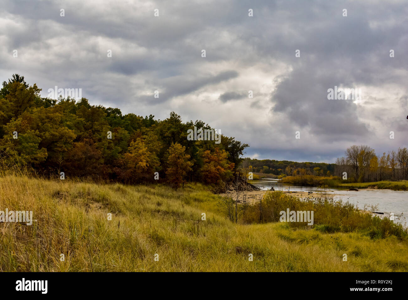 Dünen an der Mündung des Flusses Pinnebog. Port Crescent State Park, Michigan, im Mittleren Westen der Vereinigten Staaten von Amerika. Im Herbst, Oktober getroffen. Stockfoto