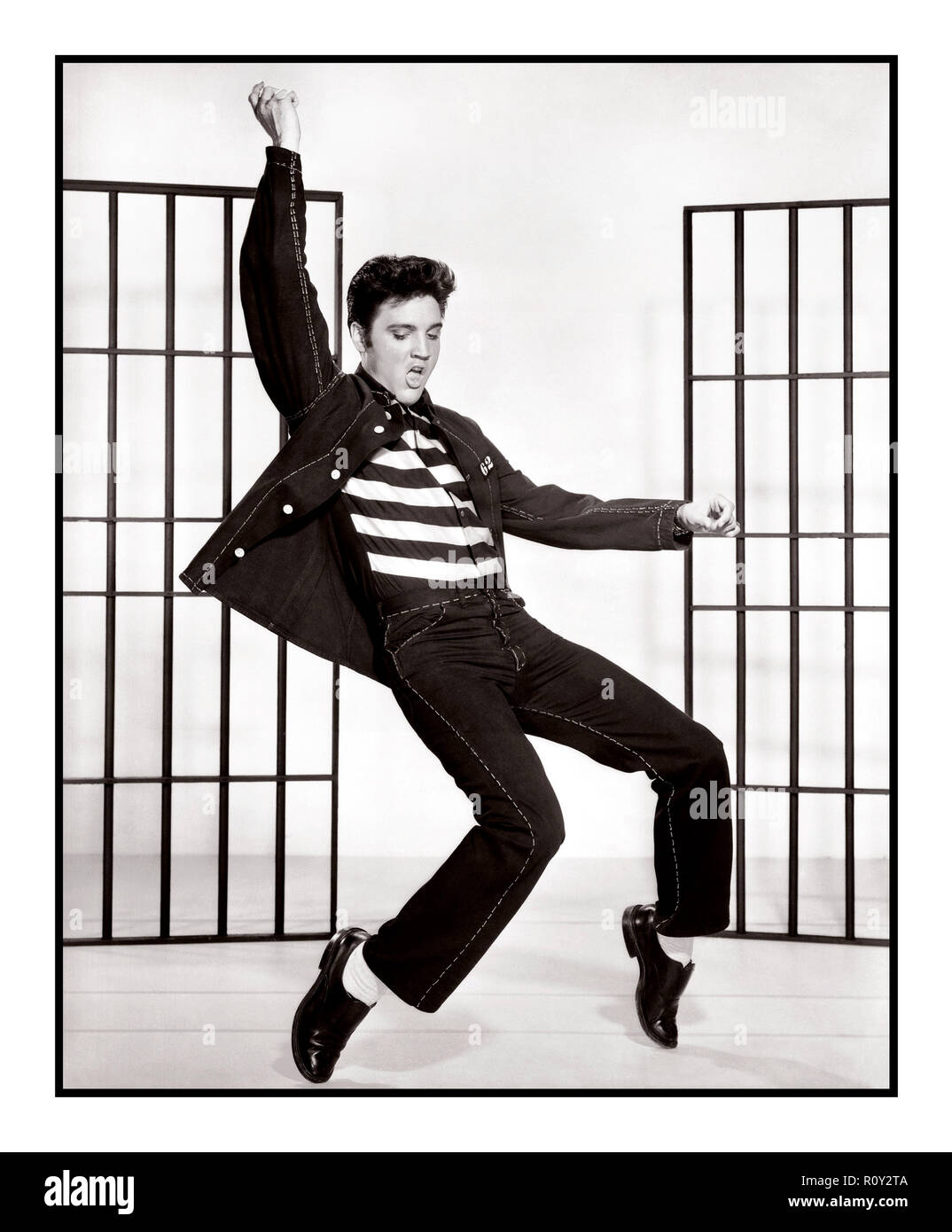 JAILHOUSE ROCK Elvis Presley Filmstill aus dem ikonischen bahnbrechenden Film & Song 'Jailhouse Rock' 1957 der Liedtext beginnt... 'Der Wärter warf eine Party im Bezirksgefängnis' Stockfoto
