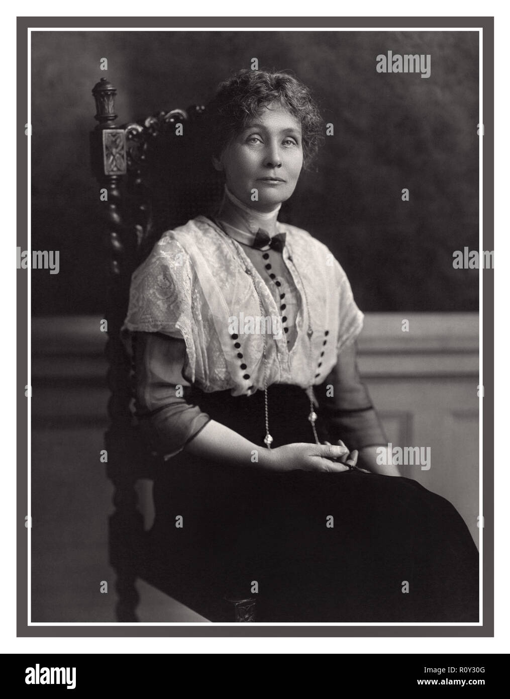 Emmeline Pankhurst Suffragette Portrait 1913 (geb. Goulden; ca. 15. Juli 1858 – 14. Juni 1928) war eine britische politische Aktivistin und Leiterin der britischen Frauenwahlbewegung, die Frauen half, das Wahlrecht zu gewinnen. 1999 ernannte sie Pankhurst zu einem der 100 wichtigsten Menschen des 20. Jahrhunderts, indem sie sagte: "Sie hat eine Idee von Frauen für unsere Zeit geformt; sie schüttelte die Gesellschaft in ein neues Muster, von dem es kein Zurück geben konnte". Stockfoto