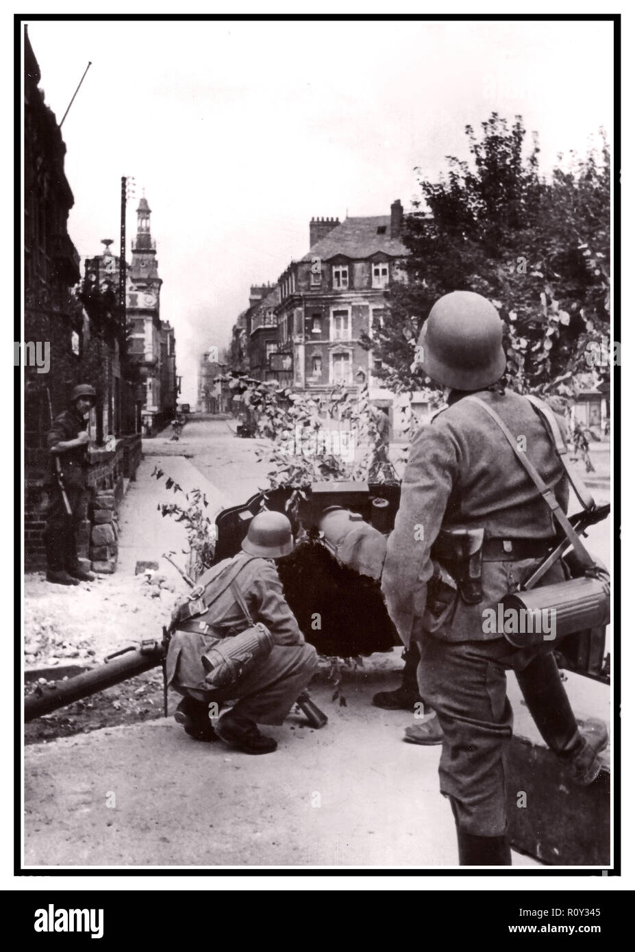 WW2 Dieppe Street Fighting Vintage NS-Wehrmacht Armee mit ausgeprägten Stahlhelm Helm während der Raid auf Dieppe WW2-Bild Wehrmacht raid Dieppe, Frankreich 1942 Stockfoto
