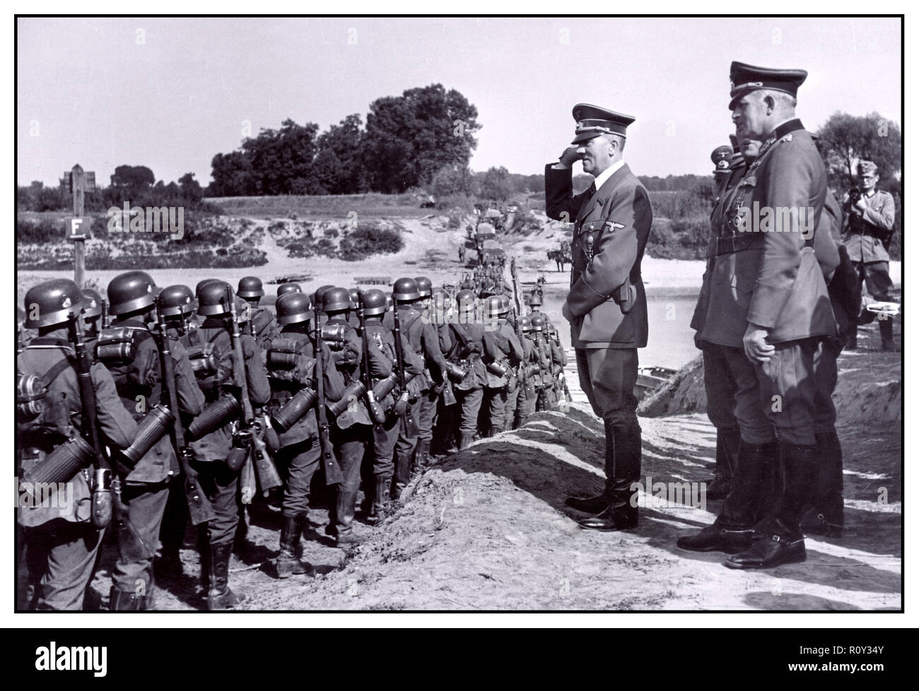 Adolf Hitler begrüßt die marschierenden Truppen der Wehrmacht, während sie Września am 10. September 1939 in Polen einmarschieren. Die INVASION Polens führte zum 2. Weltkrieg. September 1939-09 Stockfoto