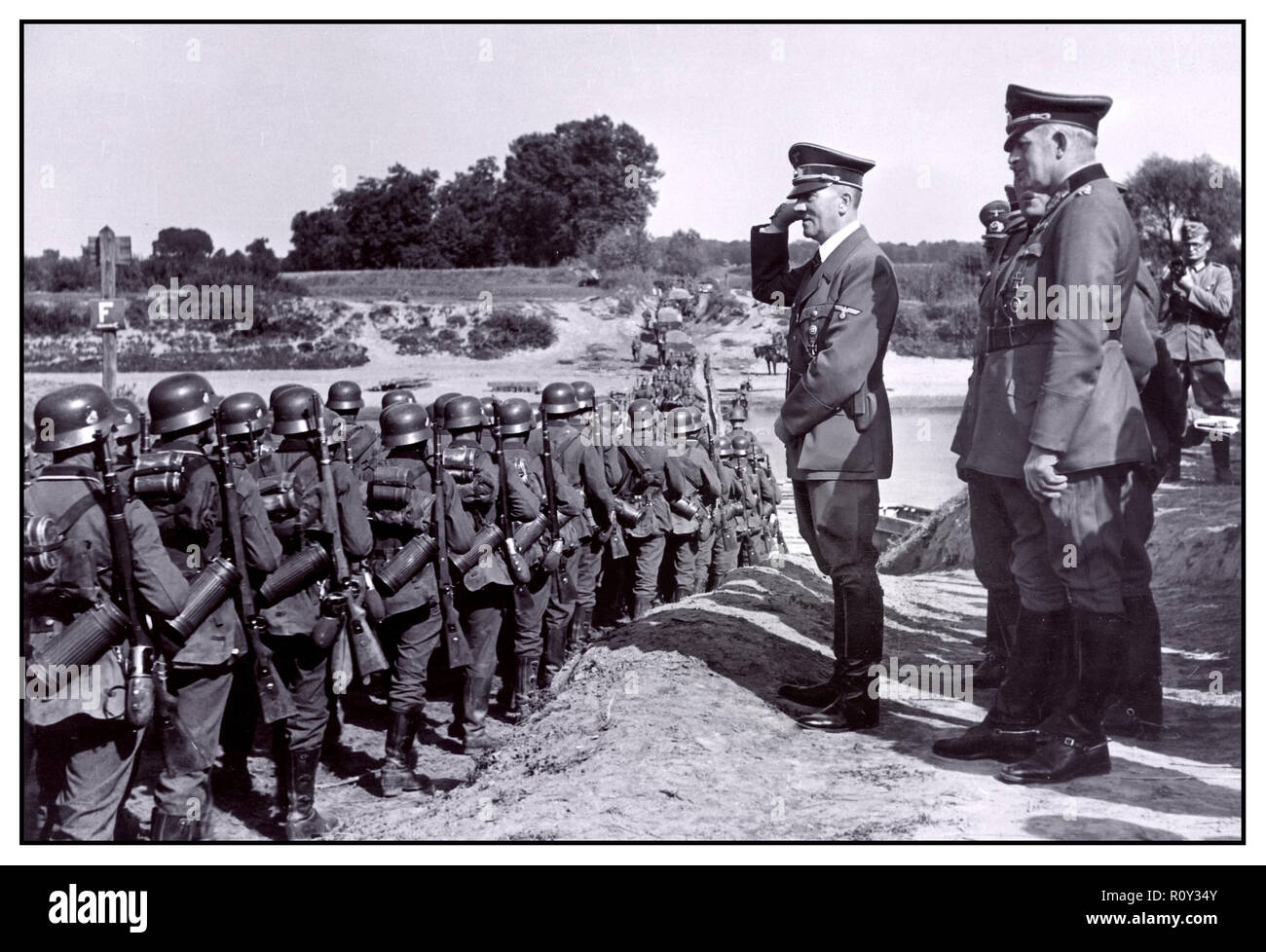 INVASION der Nazis in Polen Adolf Hitler begrüßt Truppen marschieren, wie sie nach vorn drücken Września Polen 10. September 1939 Überfall auf Polen, der 2.Weltkrieg 2.Weltkrieg 1939-09 ausgefällt einzudringen Stockfoto